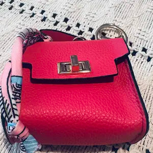 Source five-star review photo by 𝓜**𝓮 a** 𝓖**𝓲 ☕** · Rose red